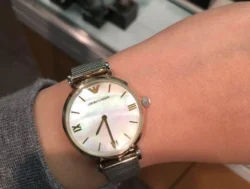 ساعة إمبوريو أرماني للنساء AR2068