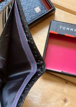 ⁦محفظة تومي هيلفيجر⁩ - الصورة ⁦3⁩