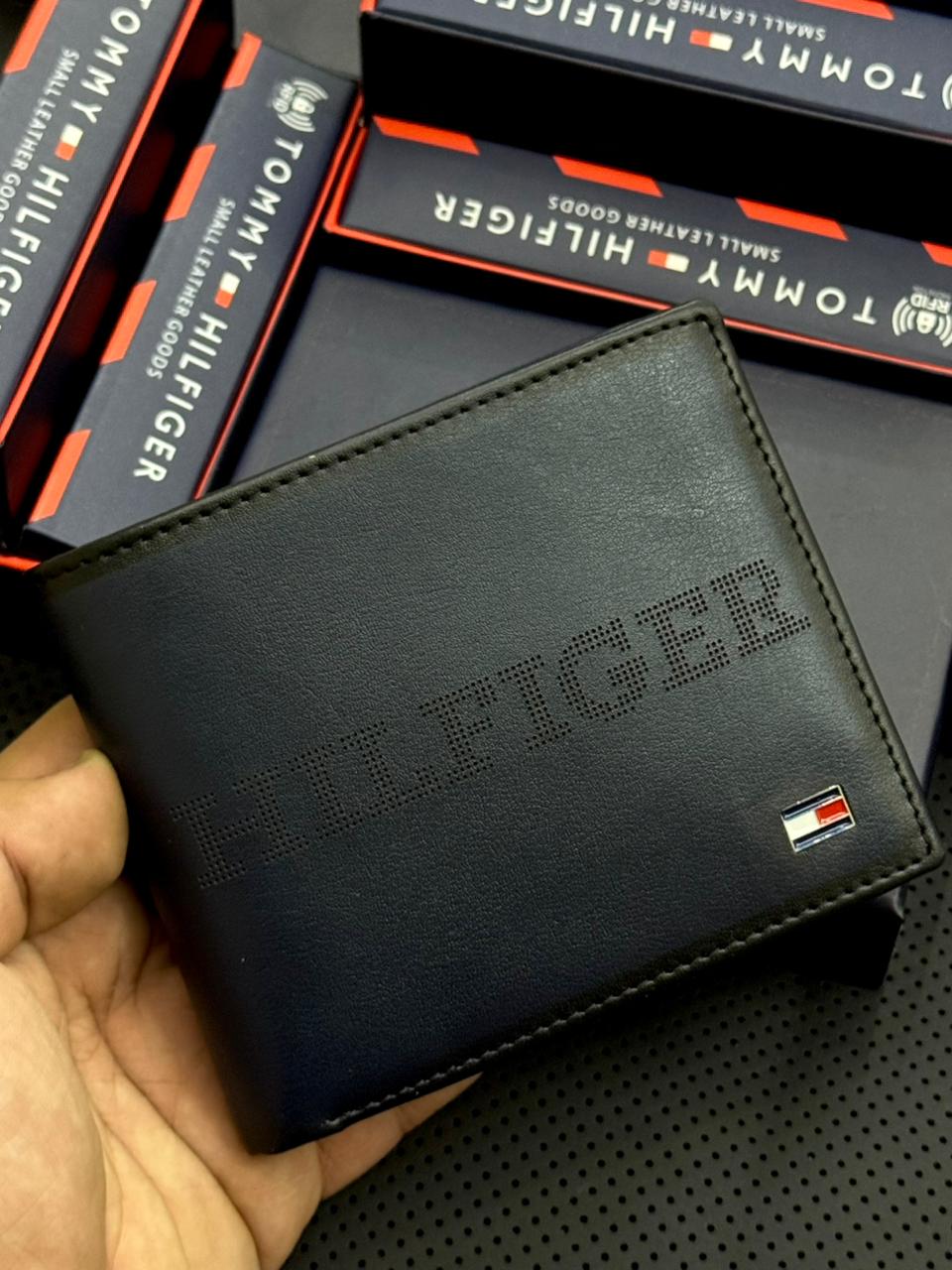 WhatsApp Image 2025-12-09 at 8.13.05 PM محفظة تومي هيلفيجر - الصورة 1