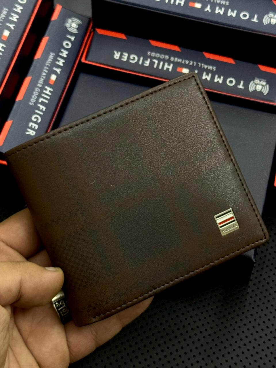 WhatsApp Image 2025-12-09 at 8.13.11 PM (1) محفظة تومي هيلفيجر - الصورة 1