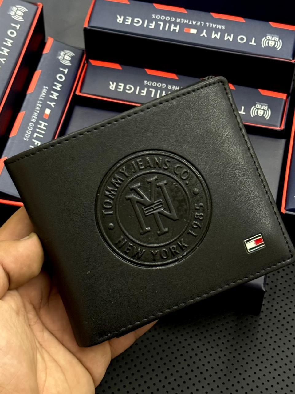 WhatsApp Image 2025-12-09 at 8.13.11 PM (3) محفظة تومي هيلفيجر - الصورة 1