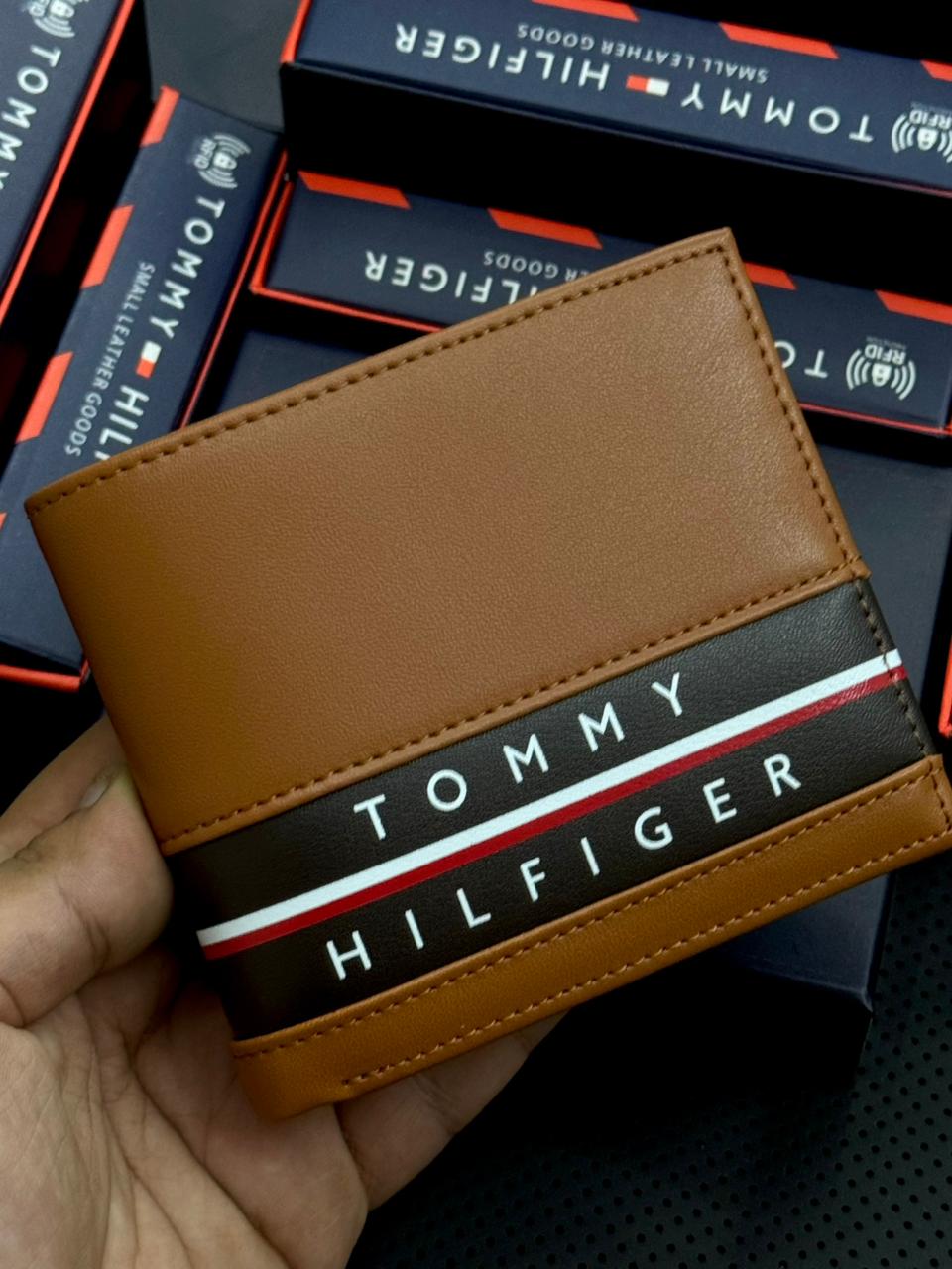 WhatsApp Image 2025-12-09 at 8.13.12 PM محفظة تومي هيلفيجر - الصورة 1