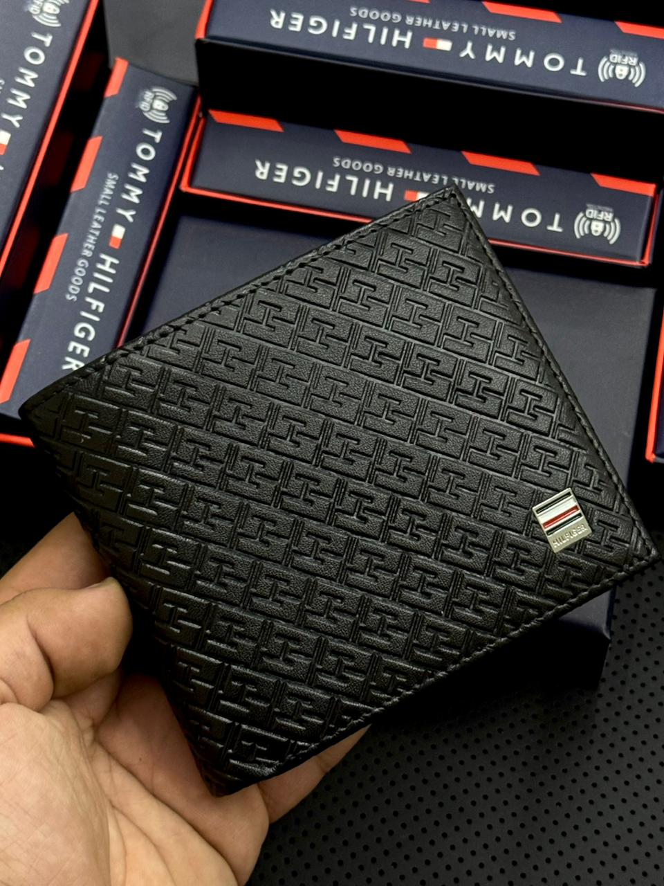 WhatsApp Image 2025-12-09 at 8.13.13 PM محفظة تومي هيلفيجر - الصورة 1