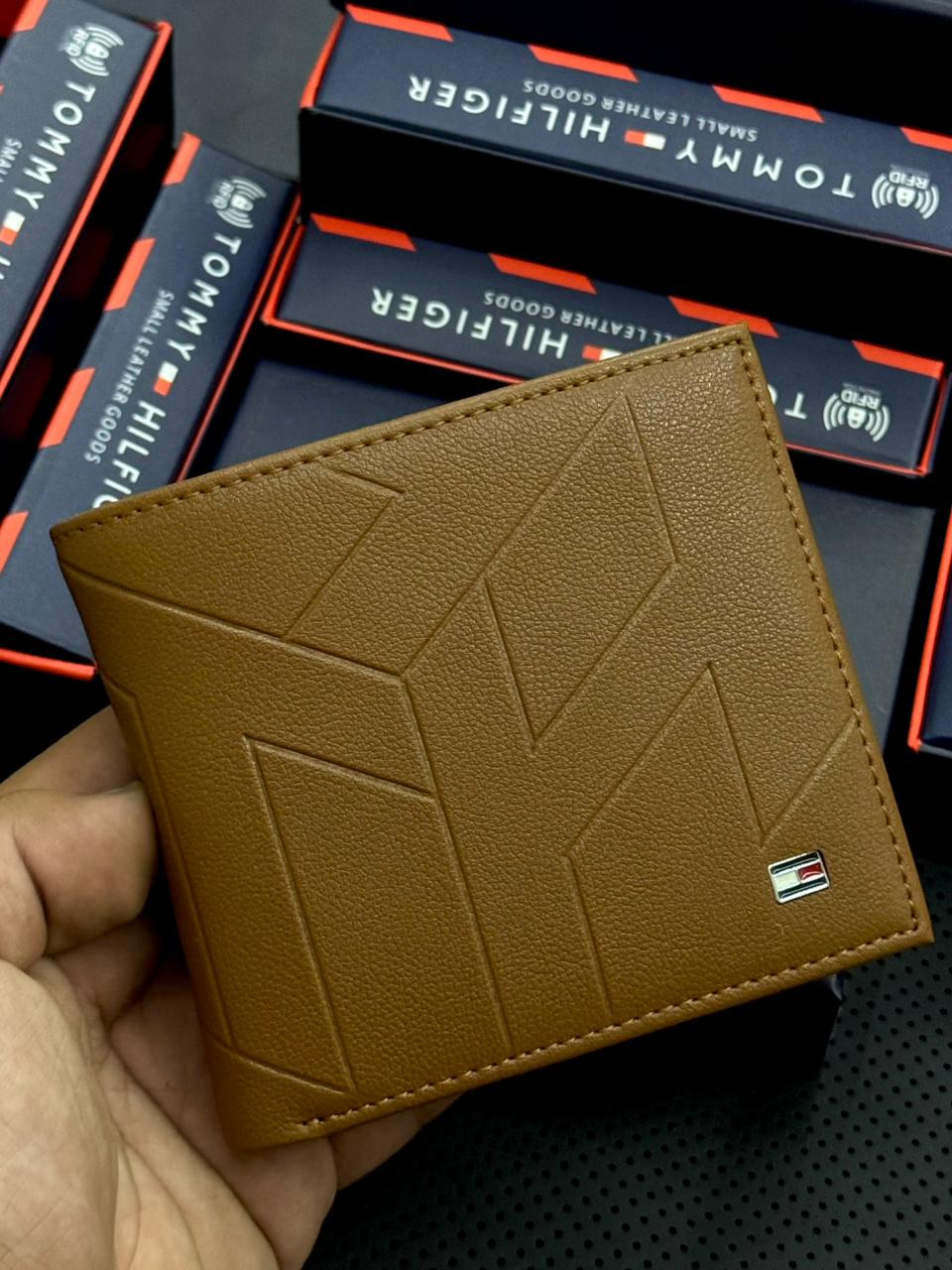WhatsApp Image 2025-12-09 at 8.13.14 PM محفظة تومي هيلفيجر - الصورة 1