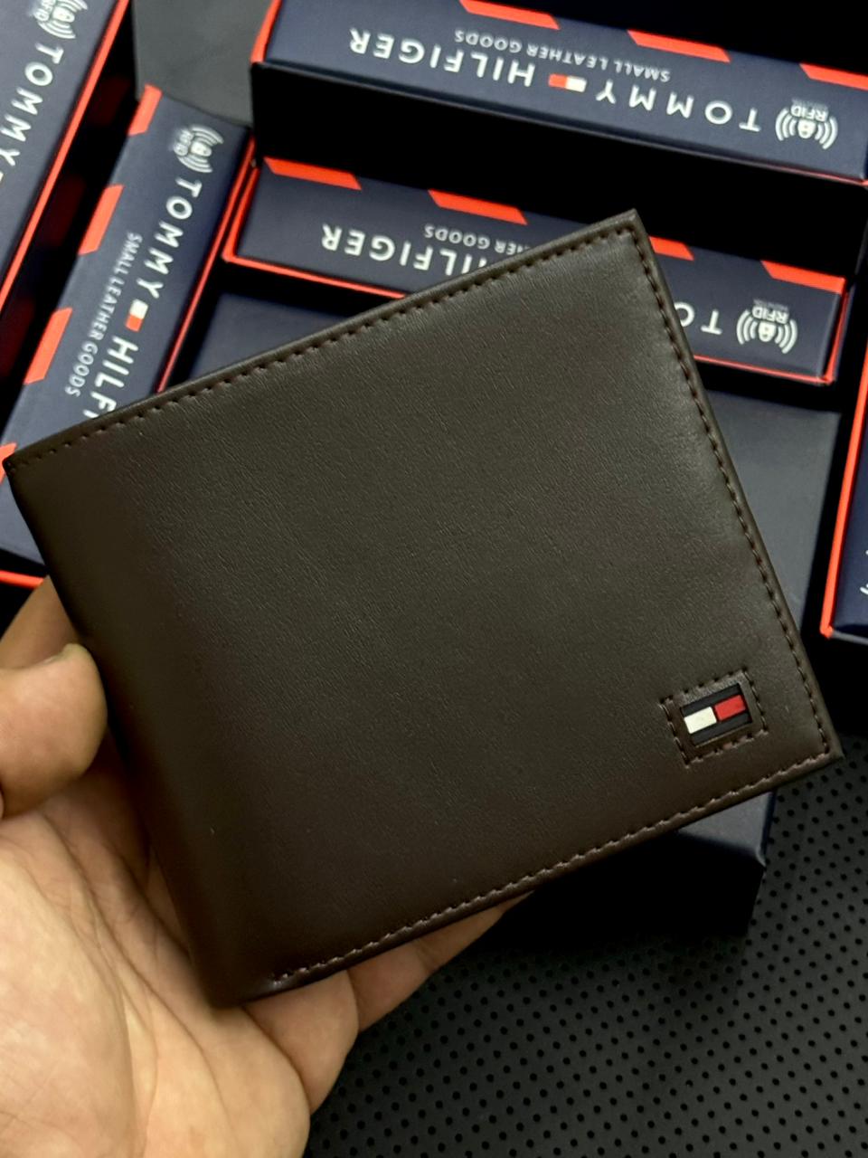 WhatsApp Image 2025-12-09 at 8.13.15 PM محفظة تومي هيلفيجر - الصورة 1