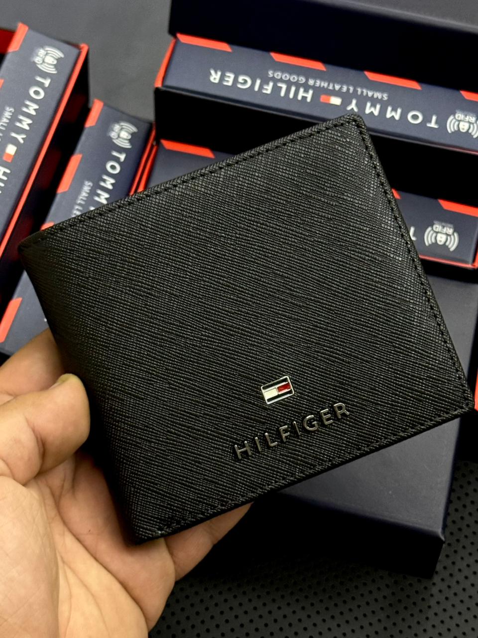 WhatsApp Image 2025-12-09 at 8.14.47 PM محفظة تومي هيلفيجر - الصورة 1