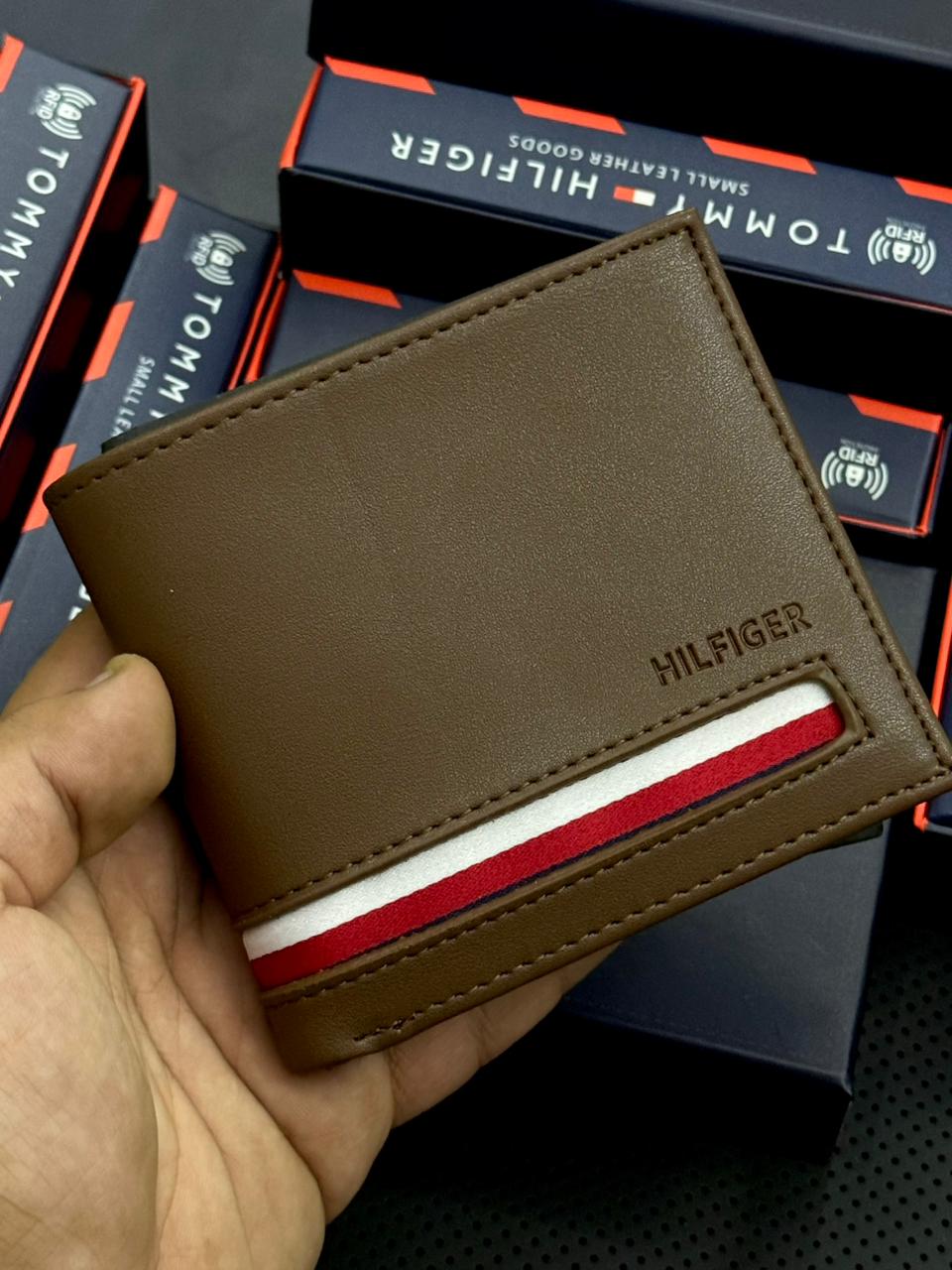 WhatsApp Image 2025-12-09 at 8.14.52 PM (2) محفظة تومي هيلفيجر - الصورة 1
