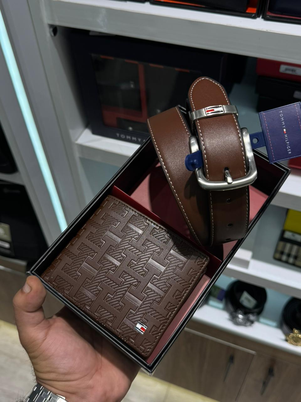 WhatsApp Image 2025-12-09 at 8.15.56 PM (1) طقم تومي هيلفيجر (محفظة + حزام) - الصورة 1