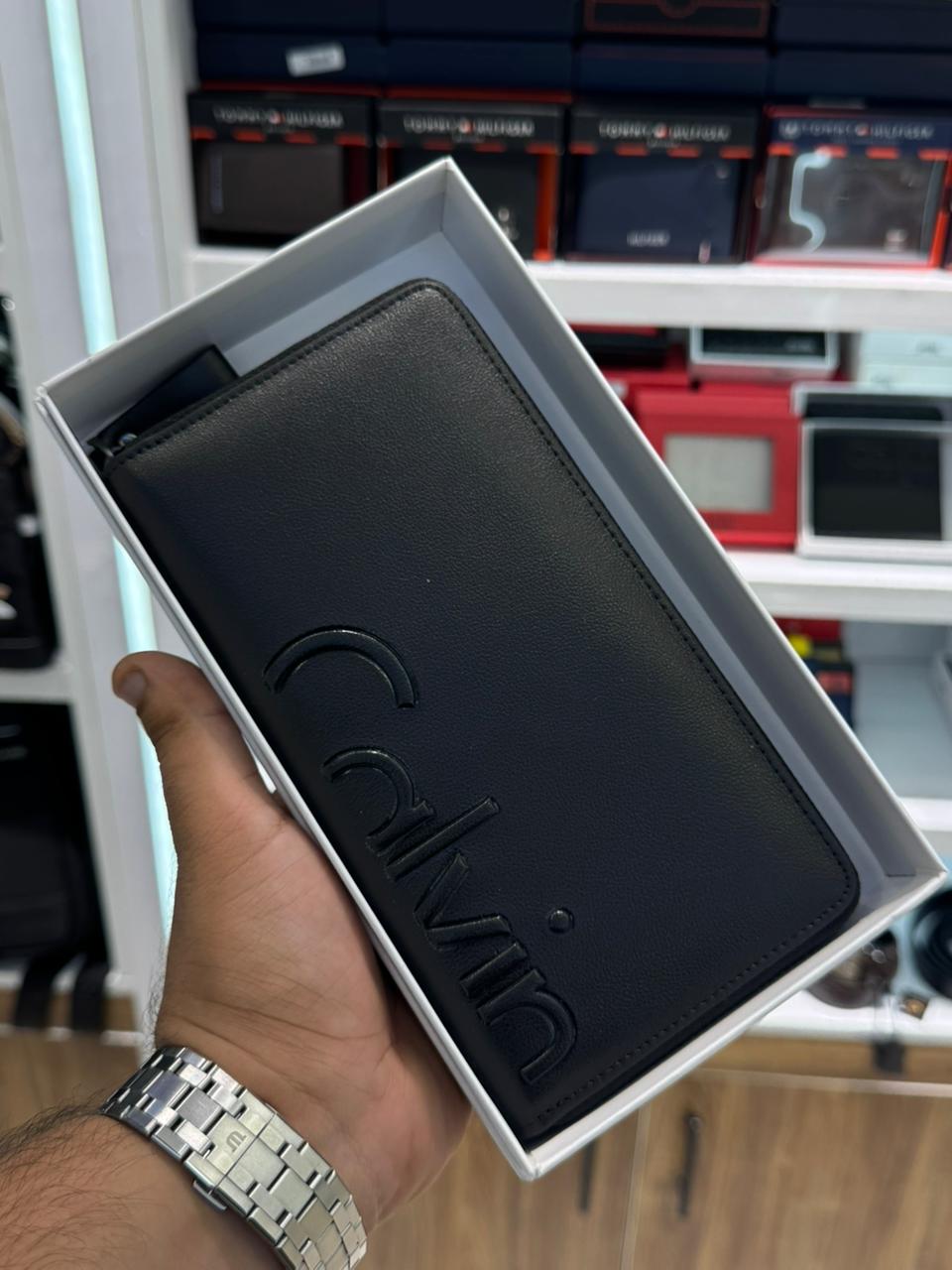 WhatsApp Image 2025-12-09 at 8.16.03 PM (3) محفظة كيلفين كلاين - الصورة 1