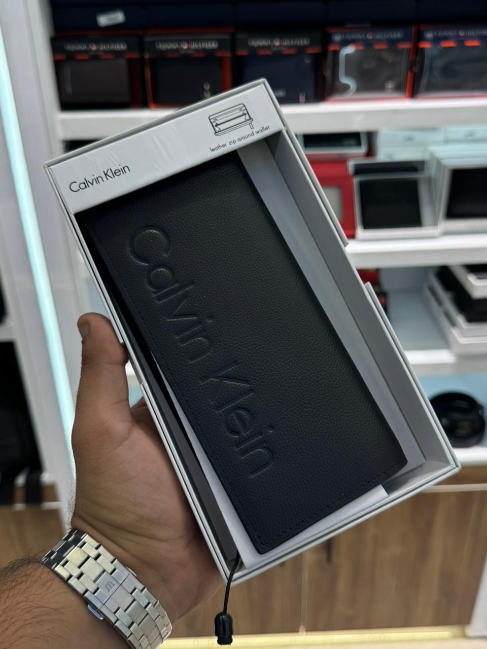 WhatsApp Image 2025-12-09 at 8.16.04 PM (3) محفظة كيلفين كلاين - الصورة 1