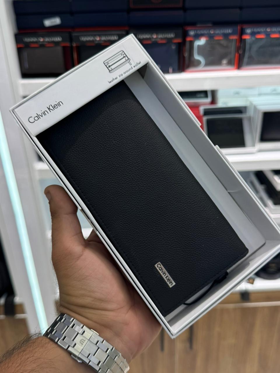 WhatsApp Image 2025-12-09 at 8.16.04 PM محفظة كيلفين كلاين - الصورة 1