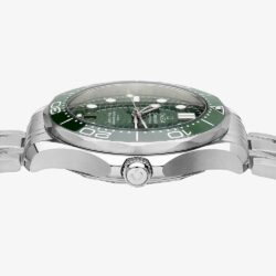 ⁦Omega Seamaster Diver 300M Master Chronometer Dressed in Green⁩ - الصورة ⁦4⁩