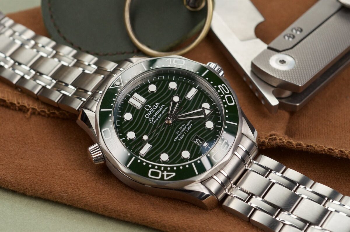 ⁦Omega Seamaster Diver 300M Master Chronometer Dressed in Green⁩ - الصورة ⁦9⁩