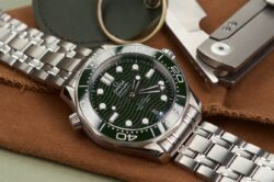 ⁦Omega Seamaster Diver 300M Master Chronometer Dressed in Green⁩ - الصورة ⁦9⁩