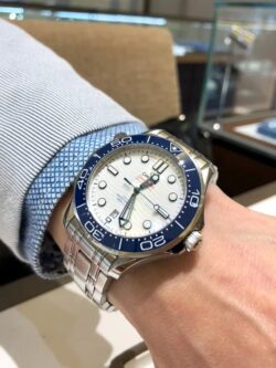 ⁦Omega America's Cup Seamaster Diver 300M 42 mm, steel on steel⁩ - الصورة ⁦11⁩