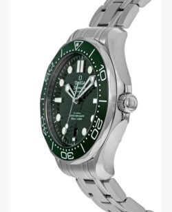 ⁦Omega Seamaster Diver 300M Master Chronometer Dressed in Green⁩ - الصورة ⁦2⁩