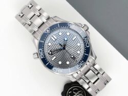 ⁦Omega Seamaster Diver 300M 42 mm, steel on steel⁩ - الصورة ⁦11⁩