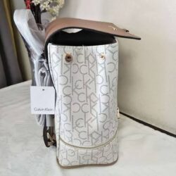 ⁦حقيبة ظهر نسائية من كالفن كلاين باللونين الأبيض والبني⁩ - الصورة ⁦3⁩