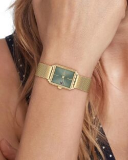 ⁦Tommy Hilfiger Women’s Gold Stainless Steel Mesh Watch – Green Dial, Crystal Accents (1782791)⁩ - الصورة ⁦4⁩