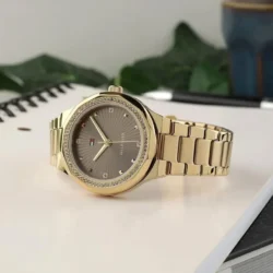 ⁦Tommy Hilfiger Women’s Piper Gold Stainless Steel Watch – Brown Dial Elegant Design | Model 1782725⁩ - الصورة ⁦4⁩