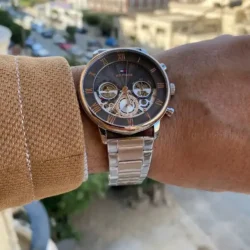 ⁦Tommy Hilfiger Men’s Watch – Model 1710570 | Elegant Two-Tone Silver & Gold Design⁩ - الصورة ⁦5⁩