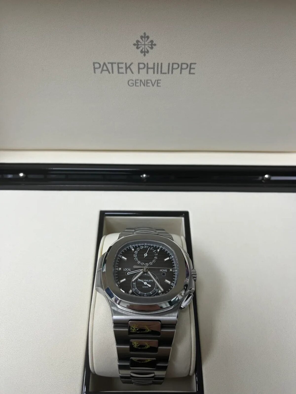 ⁦Patek Philippe Nautilus Travel Time Steel Chronograph 5990/1A-001⁩ - الصورة ⁦2⁩